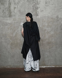 Kelawar Draped in Black