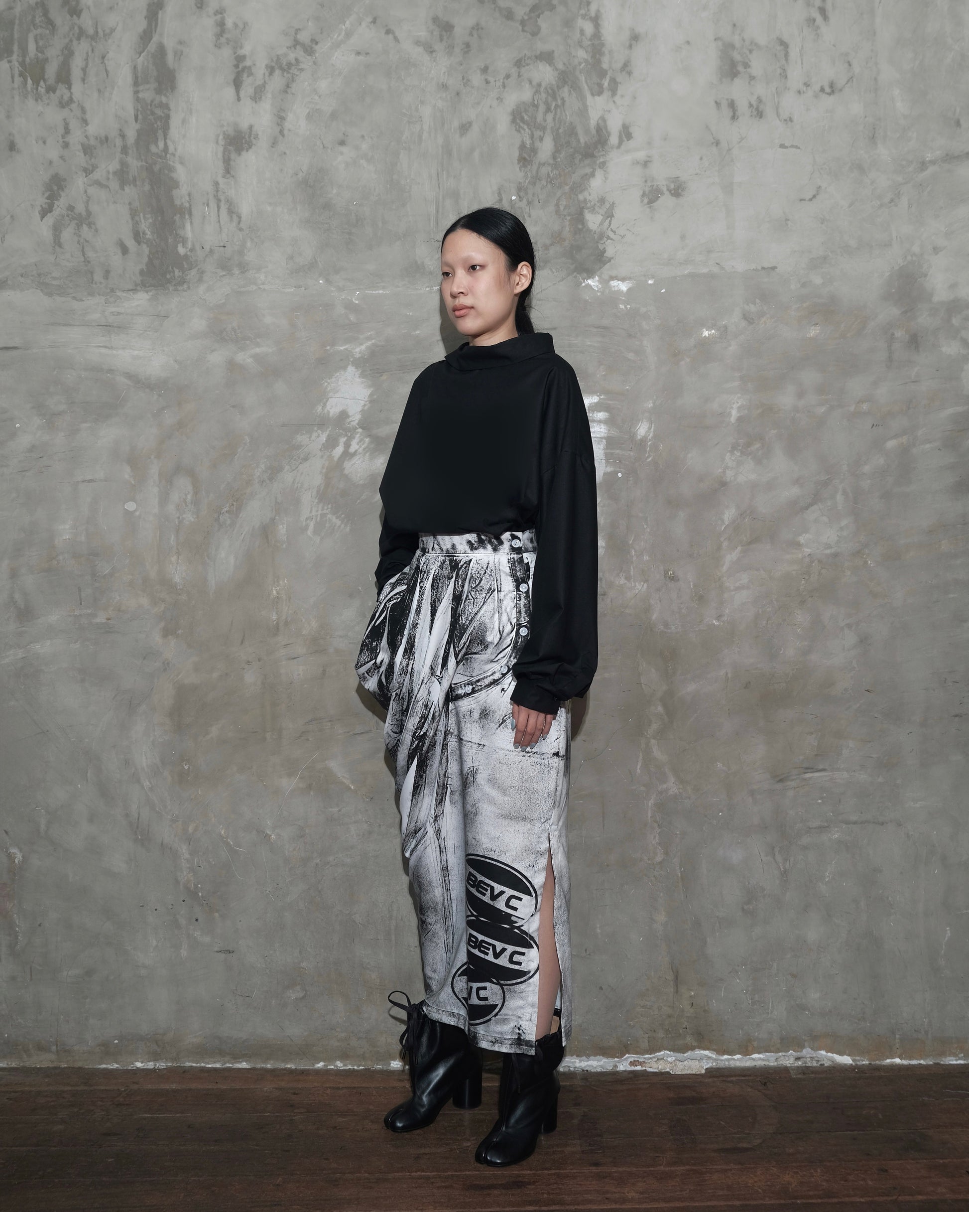 Slanted Collar Shirt in Black - BEV C multi label store